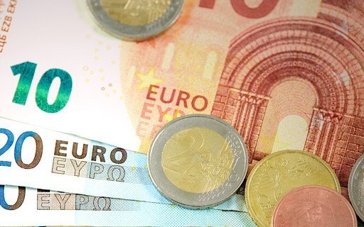 ЕК прогнозира силен ръст на заплатите в България