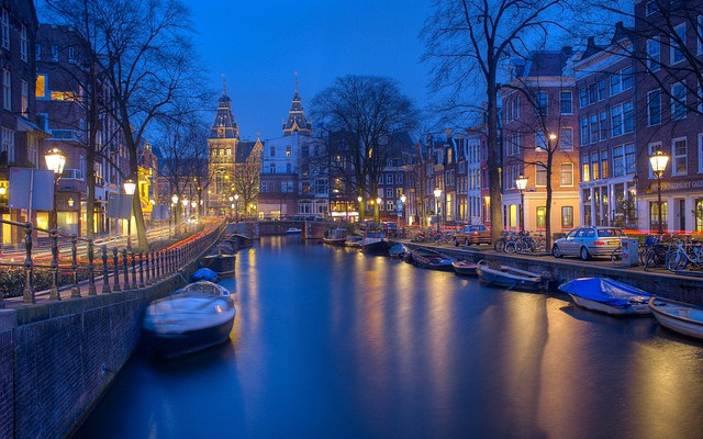 Амстердам затяга контрола на червените фенери