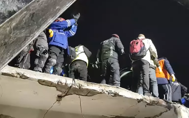 Наши спасители извадиха жена, оцеляла под отломките 6 дни след трусовете в Турция