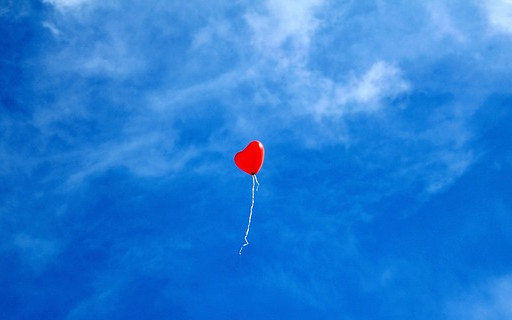 Цветни балони над разрухата в памет на загиналите деца в Турция