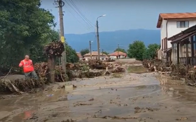 Жители на наводнените карловски села: Има злоупотреби с даренията