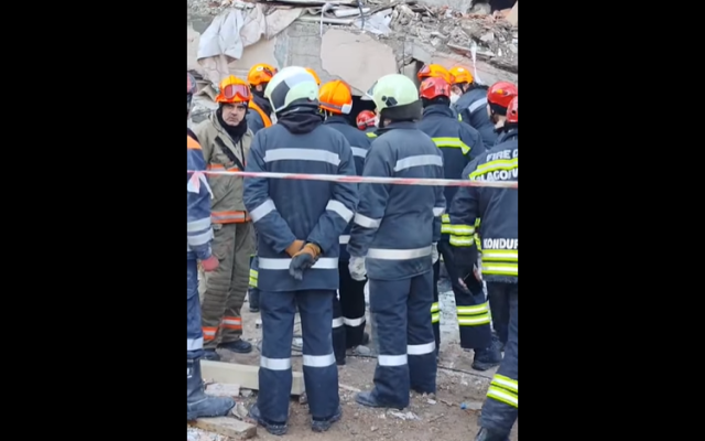 Българи извадиха жена, оцеляла под руините в Турция (ВИДЕО)