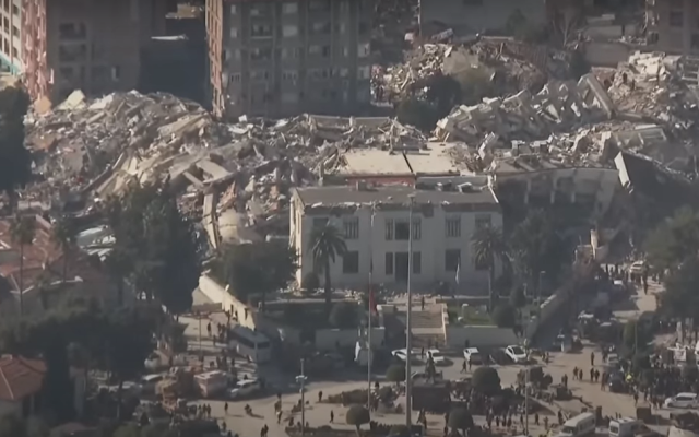 Чудо! Над 150 часа след унищожителния трус: Спасиха две деца в Турция (СНИМКИ)