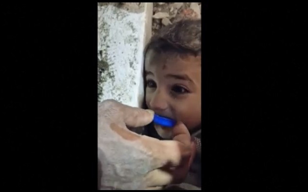 Чудо след 45 часа под руините: Малкият Мохамед спасен с усмивка на лице