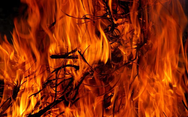 Голям пожар гори в бургаски квартал