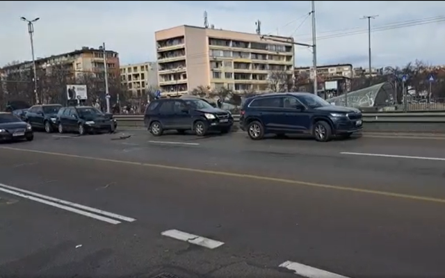 ВИДЕО Десетина помлени коли в две верижни катастрофи парализираха столичния бул. „Цариградско шосе“