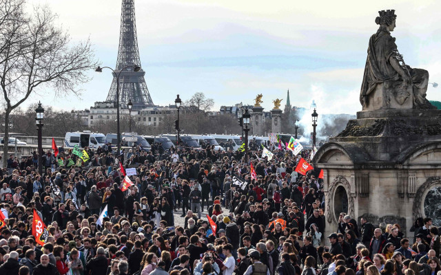 Напрежението и протестите във Франция ескалират, хората недоволни от пенсионната реформа