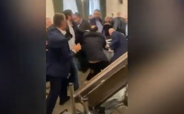 Бой в парламента на Грузия! Депутати се хванаха за гушите (ВИДЕО)