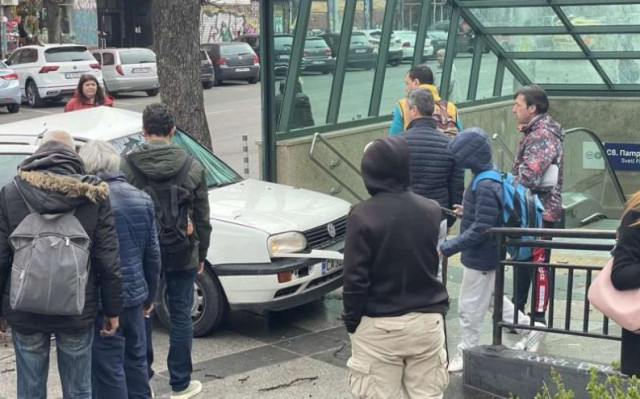 Кола се заби в дърво на входа на оживена метростанция в София
