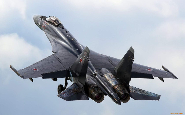 Руски Су-35 е прехванал два US бомбардировача над Балтийско море