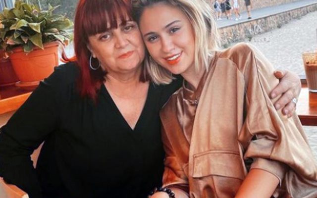 Скандал с майката на Мария Бакалова! Насмете хейтъри в мрежата с нецензурен език