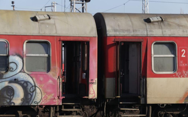 Тревожна тенденция: Ръст на посегателствата над влакове с камъни