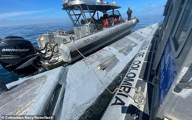 Край Колумбия намериха подводница с два трупа и 2,5 тона кокаин ВИДЕО