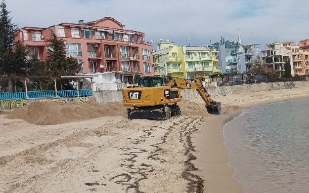 Багер разкопа плажа Аурелия в Равда, МОСВ спря вандалщината