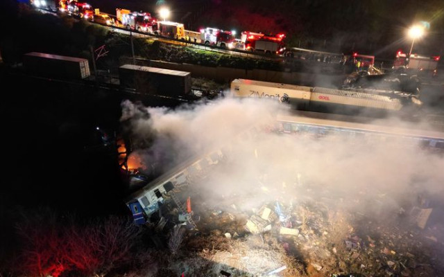 Неописуема трагедия в Гърция, поне 32 жертви във влакова катастрофа! Първите 2 вагона ги няма