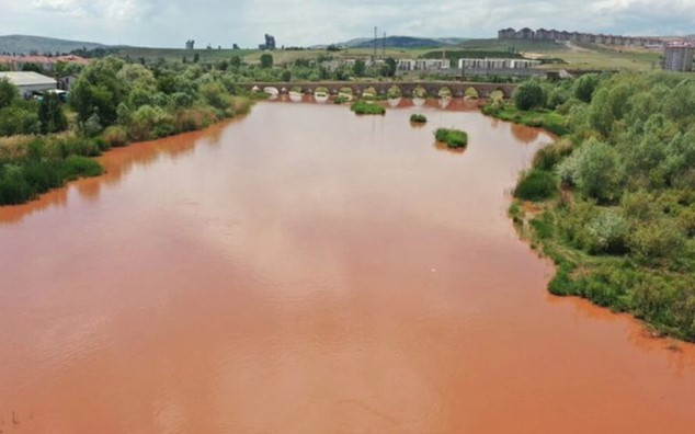Най-дългата река в Турция стана червена