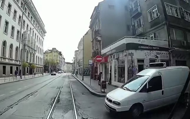 Кола се сблъска с трамвай в центъра на София (ВИДЕО)