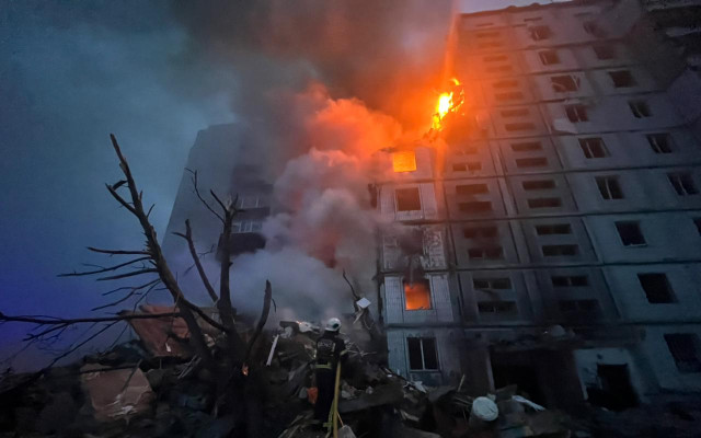 Зеленски: Ужасна нощ, в която терористична Русия целеше с бомби мирни хора и обекти! Има убити деца СНИМКИ
