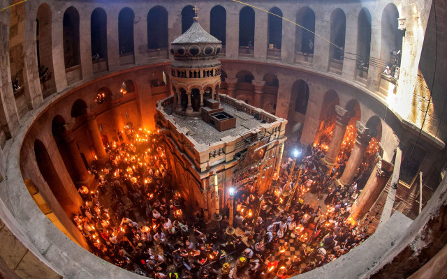 Благодатният огън пристига у нас в четири фенера