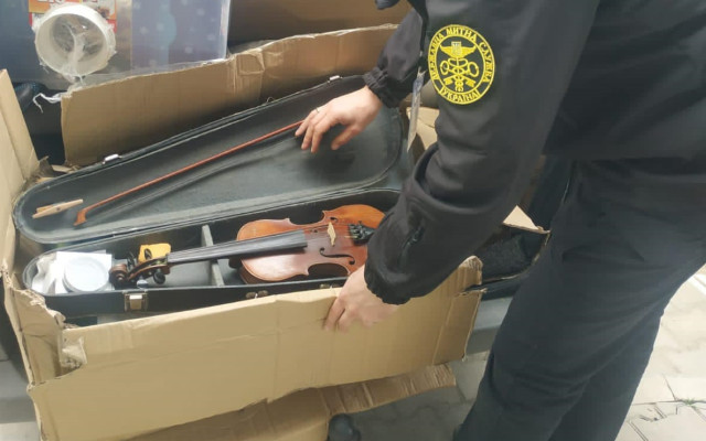 Украинец опита да пренесе от родината си в България цигулка "Страдивариус"
