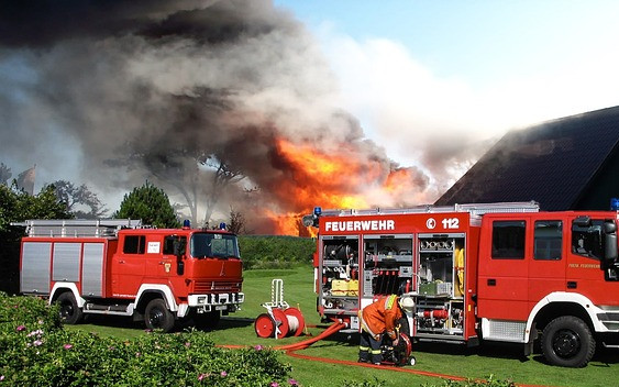 Пожар за гуми гори в София