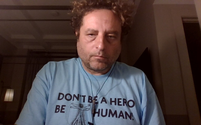 Тео Ушев облъчил Москва със забранения 25-и кадър с антивоенни послания