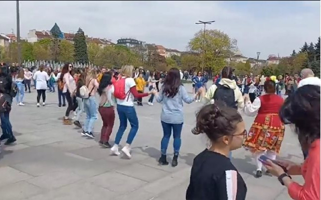 "Най-дългото хоро в София" в Международния ден на танца (Видео)