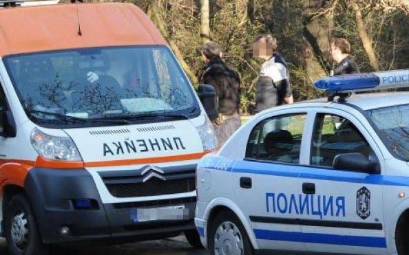 Шофьор на линейка отиде да помага на блъснато дете край Руен, но яде бой като псе! С опасност за живота е