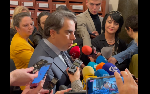 Асен Василев: Залогът е диктатура или парламентарна република