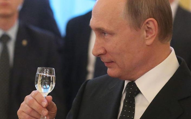 Как Путин е обсебен от водката и я превърна в оръжие и куп пари