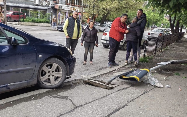 10-годишно дете зад волана се заби в автобусна спирка в София, опита да избяга