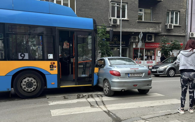 Тролей се вряза в автомобил в центъра на София