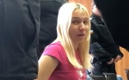 Емили Тротинетката иска да излезе от ареста