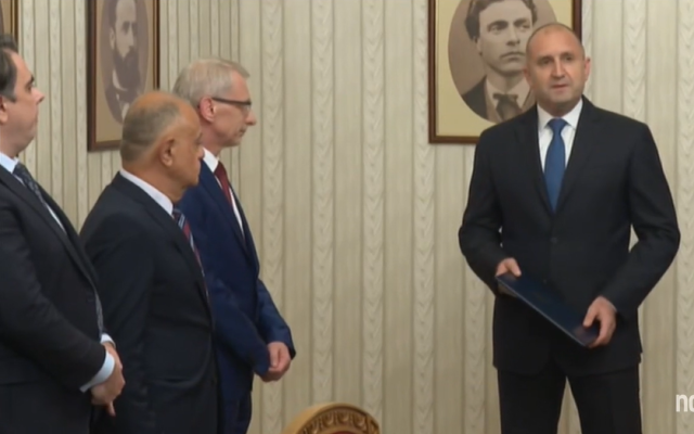 Президентът Радев приема проф. Денков в понеделник, в 11 ч.
