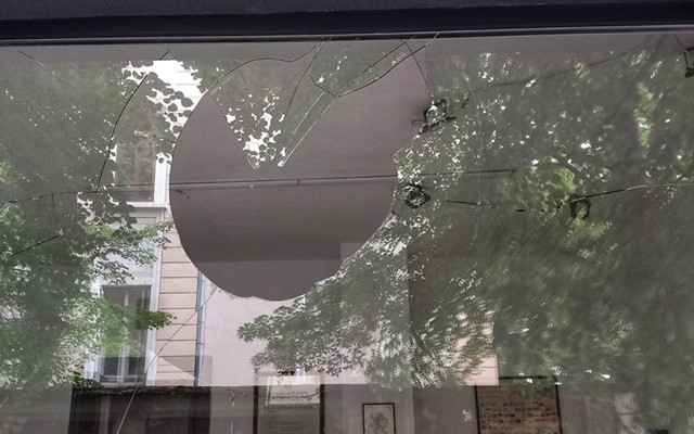 Вандали счупиха прозореца на централата на ПП "Възраждане в София(СНИМКИ)