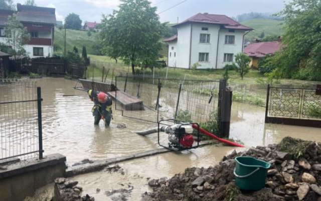 И Румъния "плува" във вода от наводнения: Над 100  души са евакуирани