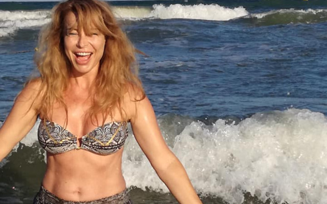 Мира Добрева падна на колене и демонстрира ултра секси форми СНИМКИ