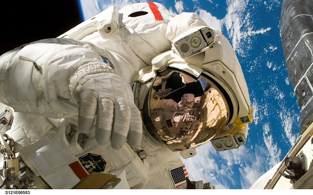 НАСА с гордост: Астроноватите пият 98% рециклирани телесни течности