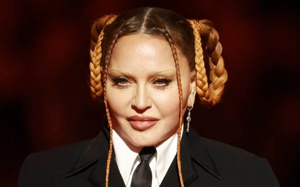 Мадона кара 28-годишното си гадже да подпише договор, че няма да разкрива какво правят в спалнята