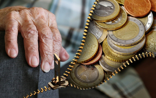 Хората с инвалидни пенсии рязко се увеличават, тези с редовни - намаляват