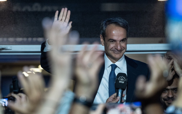 Мицотакис и "Нова демокрация" печелят смазващо изборите в Гърция