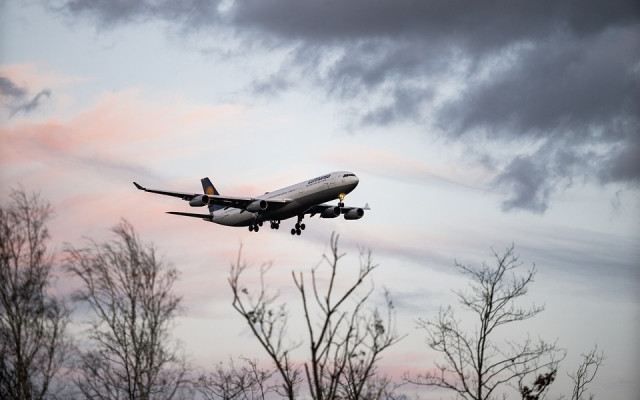 Заради пияни руснаци: пътнически самолет кацна аварийно в Солун