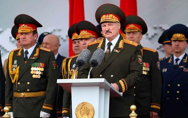 Лукашенко приведе армията на Беларус в пълна бойна готовност