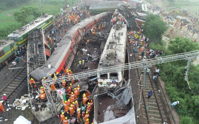 Близо 300 жертви и 900 ранени в адска влакова катастрофа в Индия
