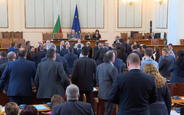 Заради нарушаване на реда в НС: Наказаха шестима депутати и отстраниха Костадинов