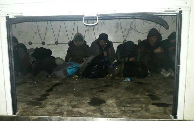 Нашествието продължава: Ченгетата спипаха 72 мигранти, натъпкани в ТИР