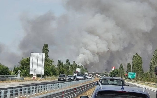 Голям пожар затвори част от магистрала „Тракия"