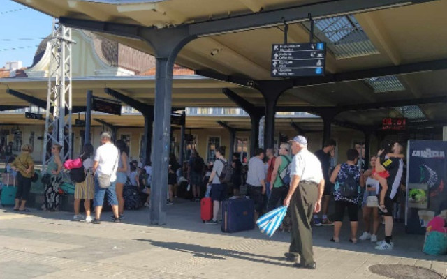В жегата: Огромни закъснения на влакове в Бургас, десетки чакат часове на жп-гарата