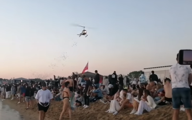 ВИДЕО Хеликоптер прелетя опасно ниско над плаж "Градина", разпръсна "долари" с лика на Тато