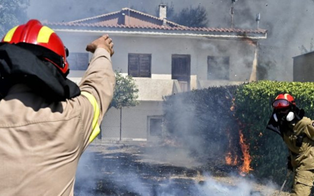 Страшни пожари морят Гърция, има много изгорели къщи и застрашени хора